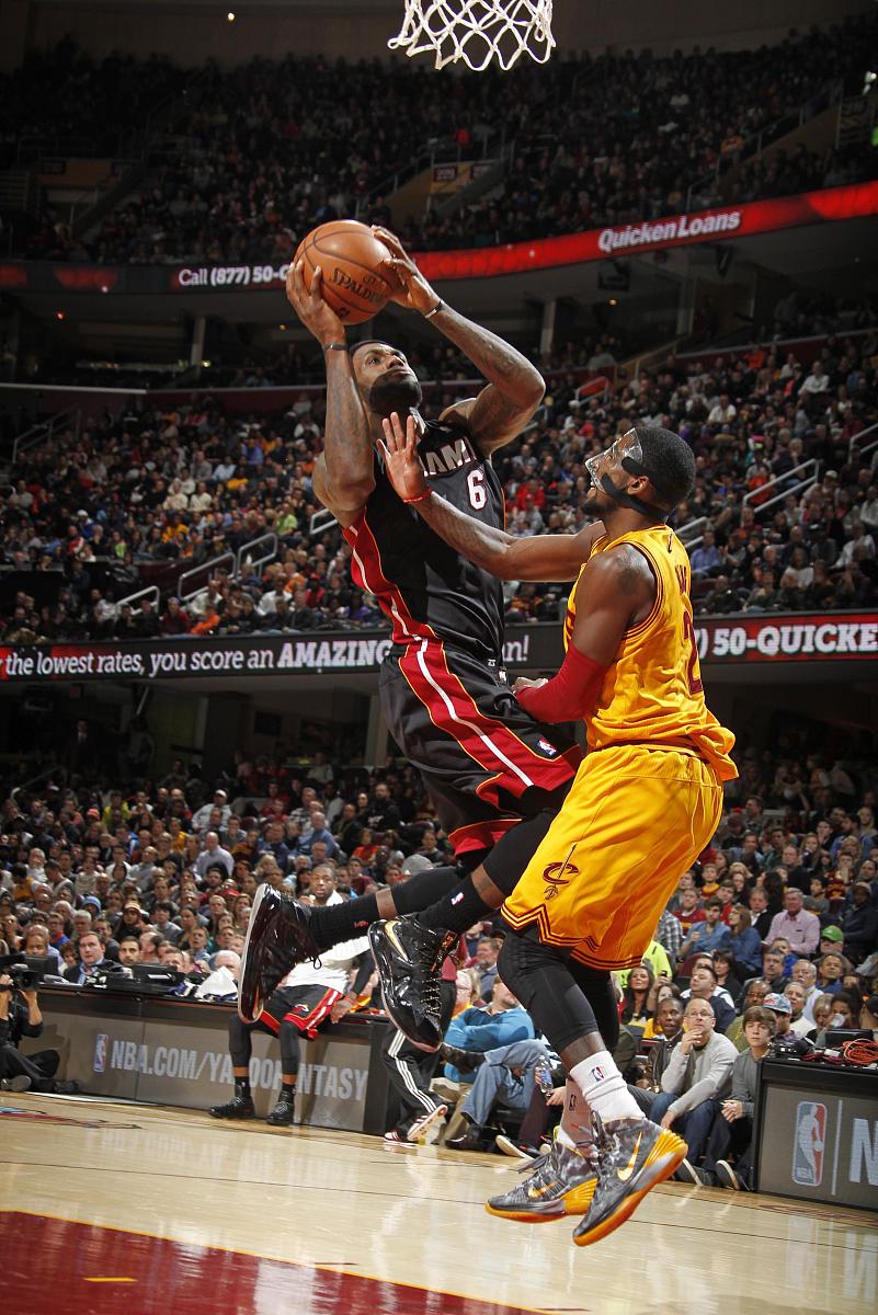 半岛体育 -包含詹姆斯回归赛场，赛况扑朔迷离首场状态亮眼，热火观众沸腾！的词条